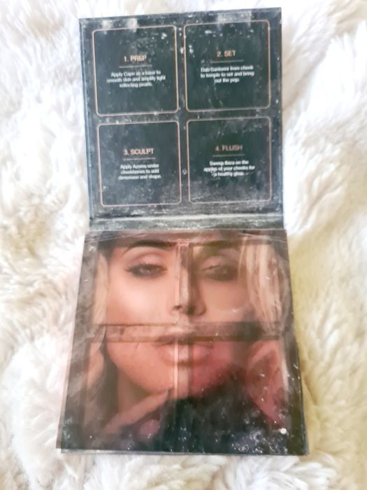 Huda Beauty paletka rozświetlaczy