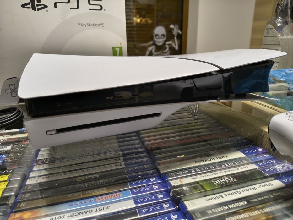 Konsola PS5 slim z napędem. Komplet