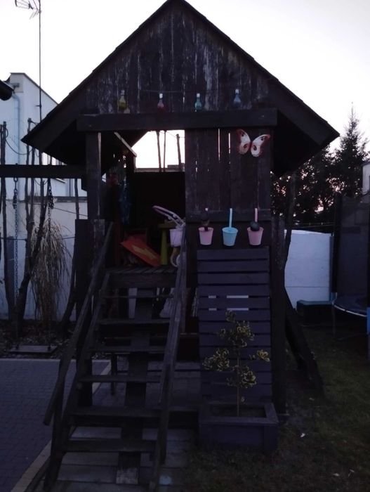 Drewniany domek do zabawy