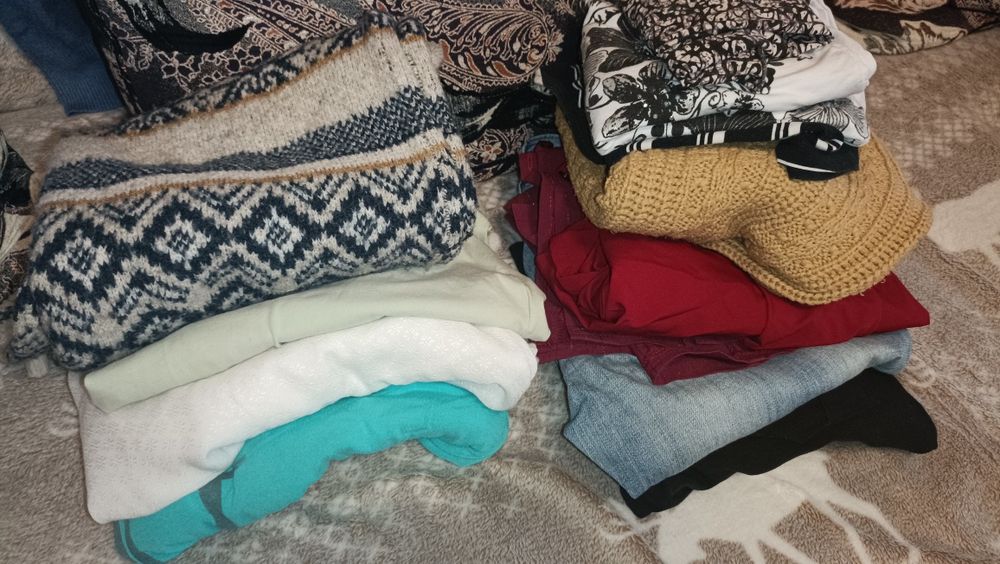 Віддам безкоштовно жіночий одяг