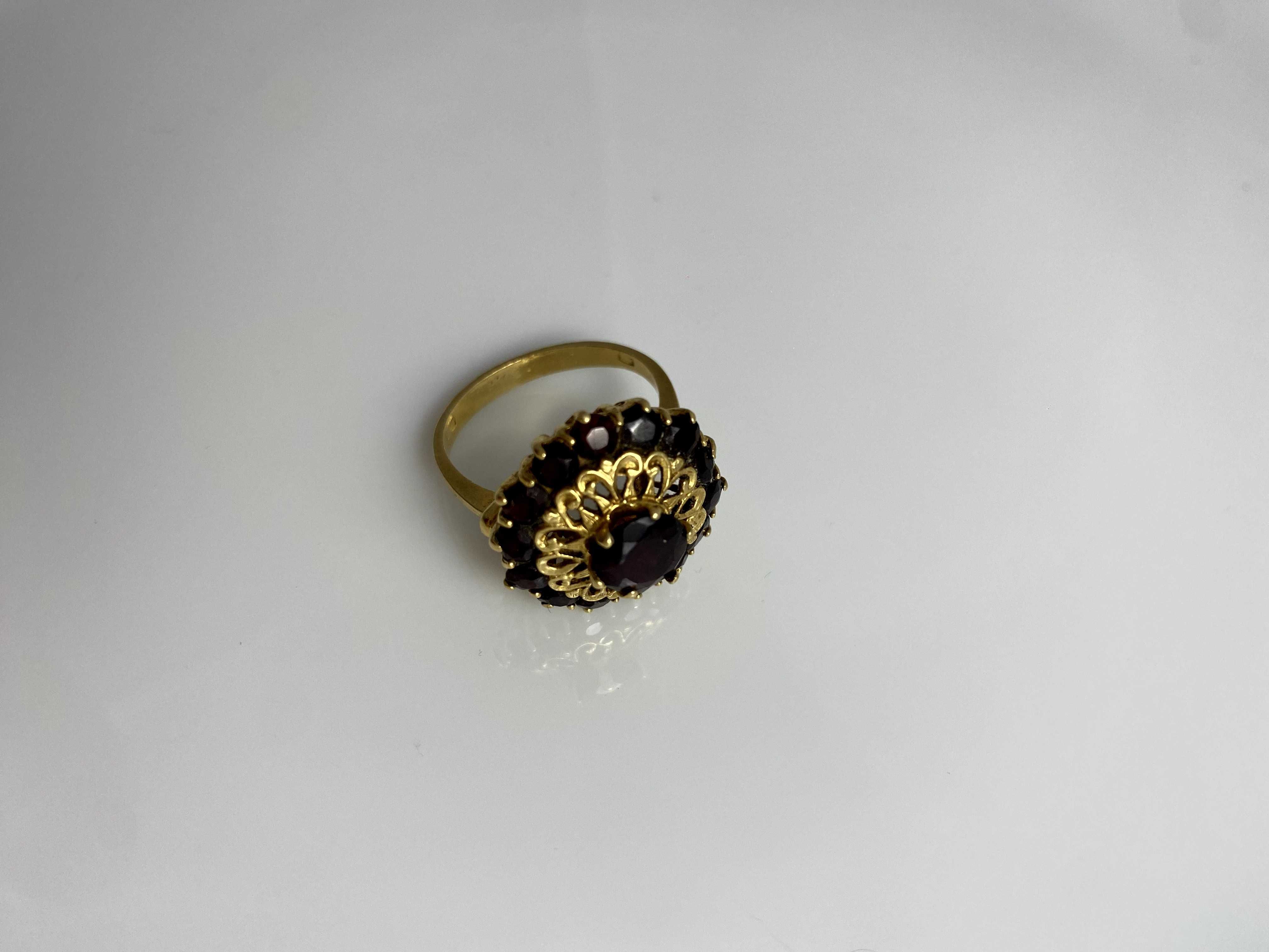 Wyjątkowo piękny złoty pierścionek z granatami Au750 7.05g