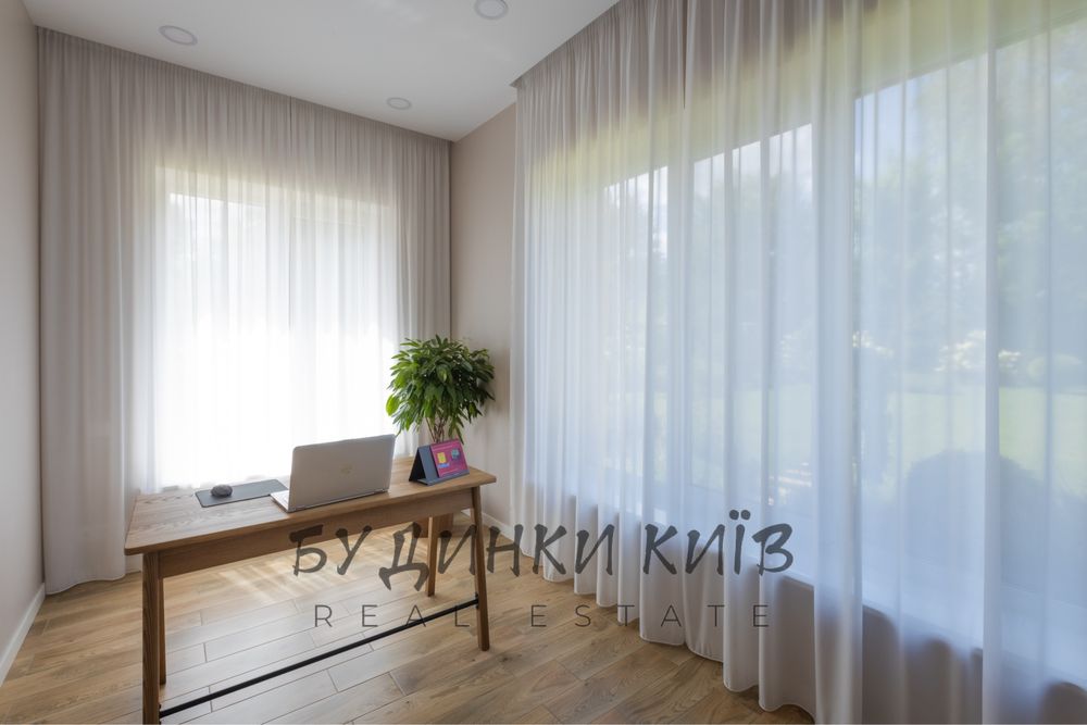 Продаж будинку з дизайнерським ремонтом в м. Київ  ( Чайка )