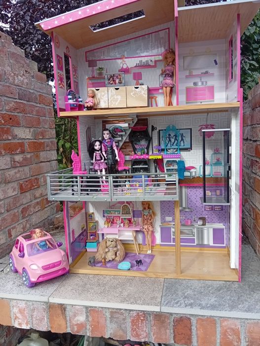 Toaletka i ogromny  domek Barbie i Monster High