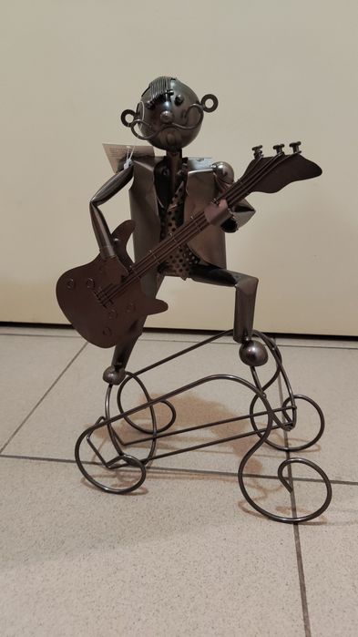 Metalowy stojak na wino gitarzysta