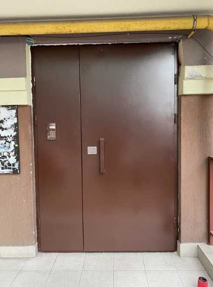 Двері в під’їзд з кодовим замком готові рішення