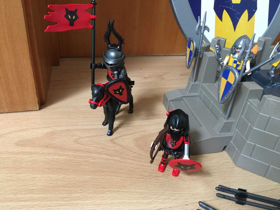 Playmobil Set 5864 - Cavaleiros / Castelo / Escudo
