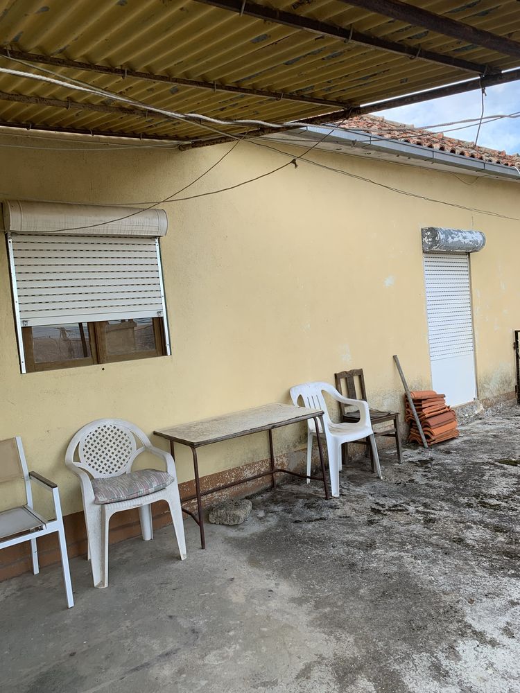 Moradia T3 com anexos, quintal e garagem.