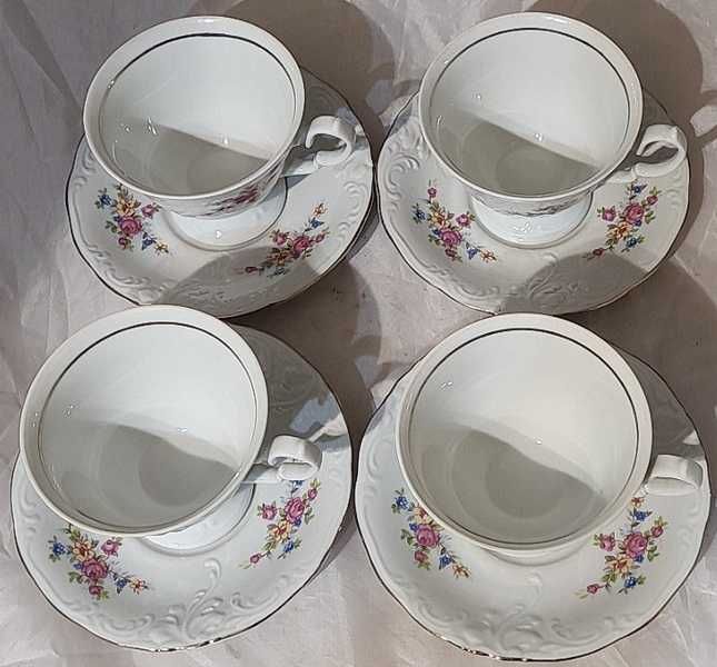 Komplet filiżanek porcelanowych plus dwie w gratisie