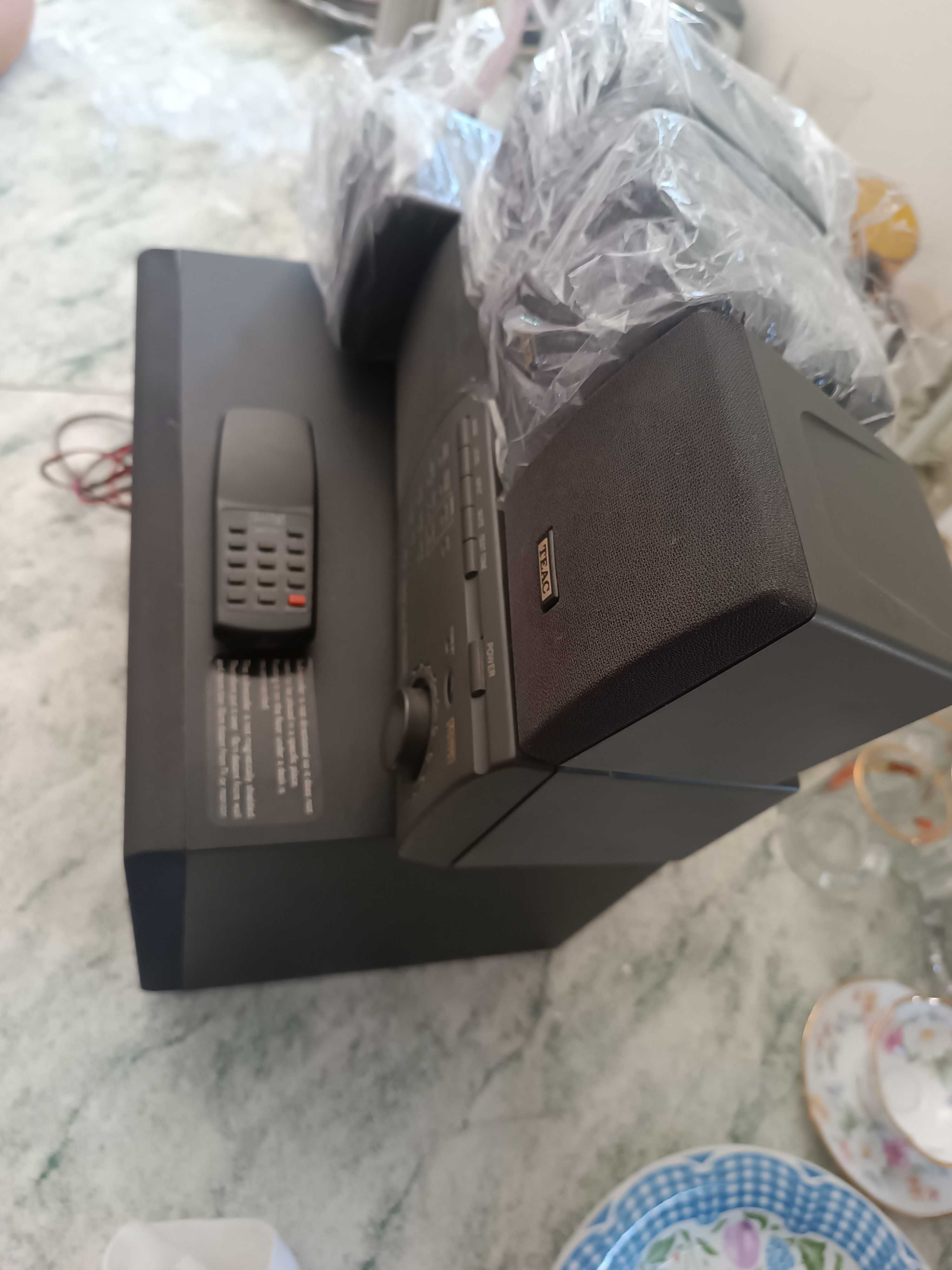 Colunas dolby surround teac.