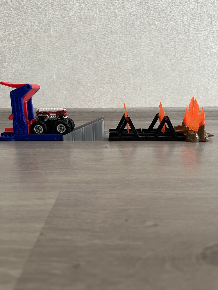 Продам ігровий набір Hot Wheels Monster Trucks (оригінал)