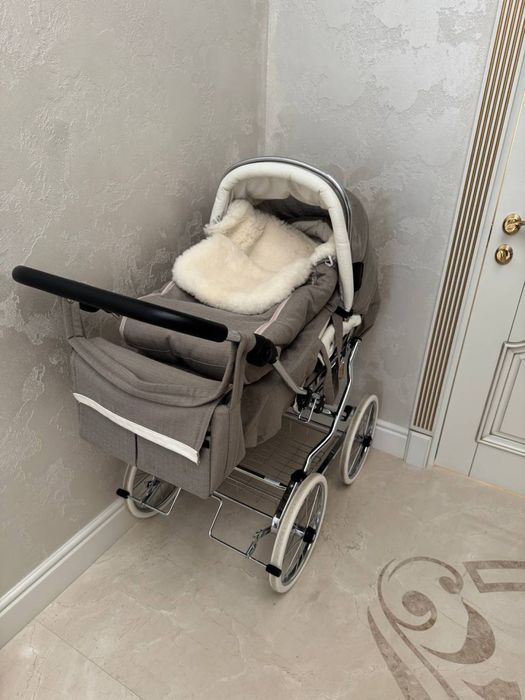 Дитяча коляска класичного типу