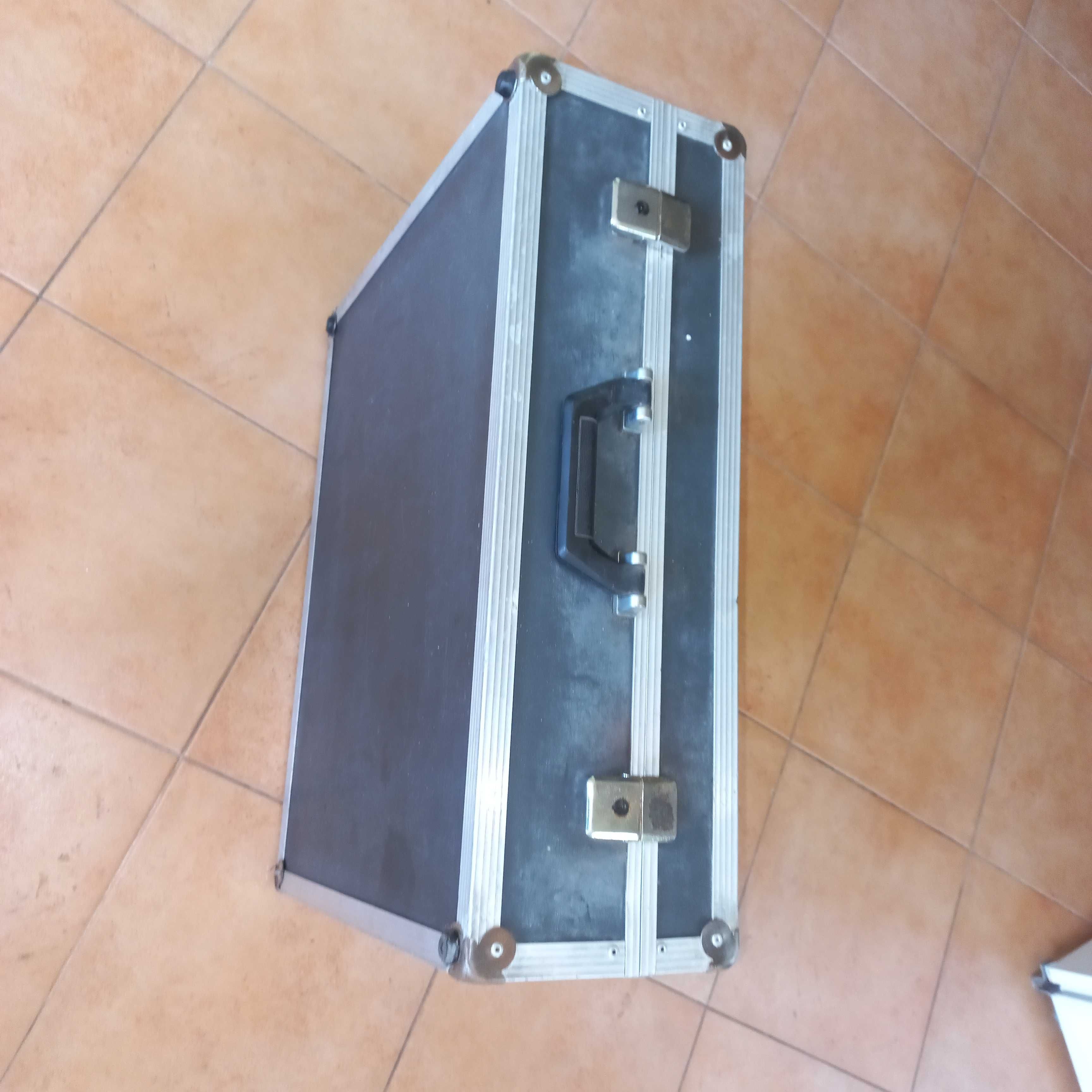 Caixa de transporte aluminio resistente - 75 Litros