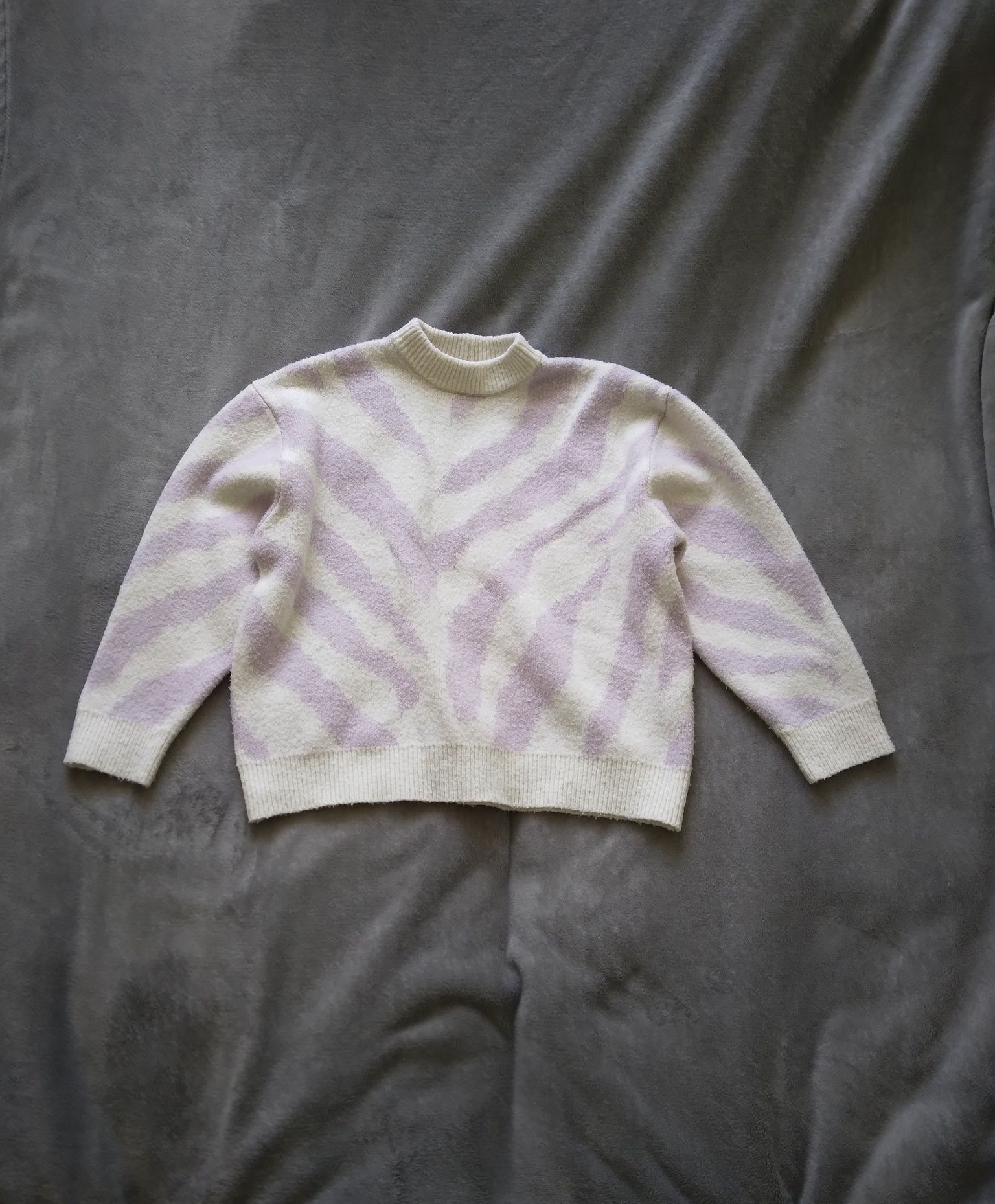 Damski krótki sweter print zebra z domieszką lanej wełny Bershka