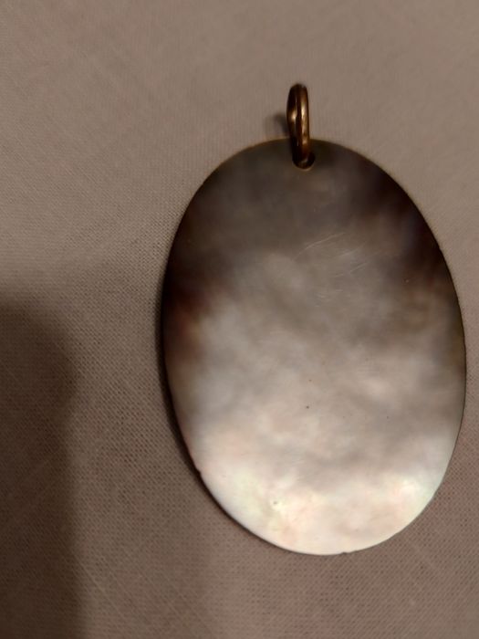 Medalhão / Pingente em Madrepérola Oval.