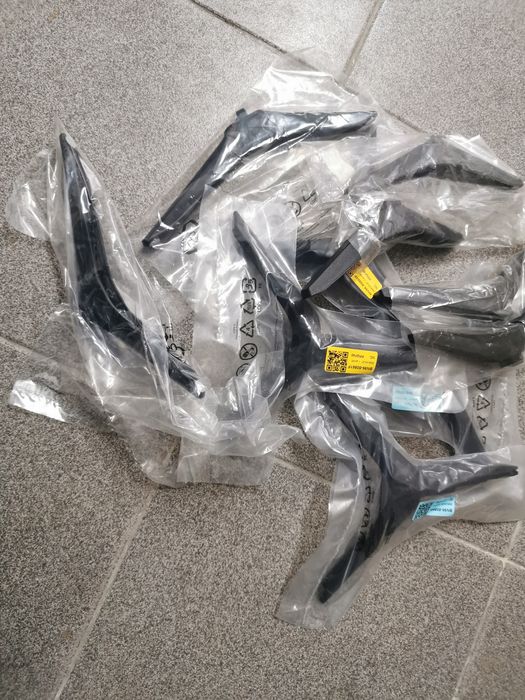 Pés para apoio de televisão.