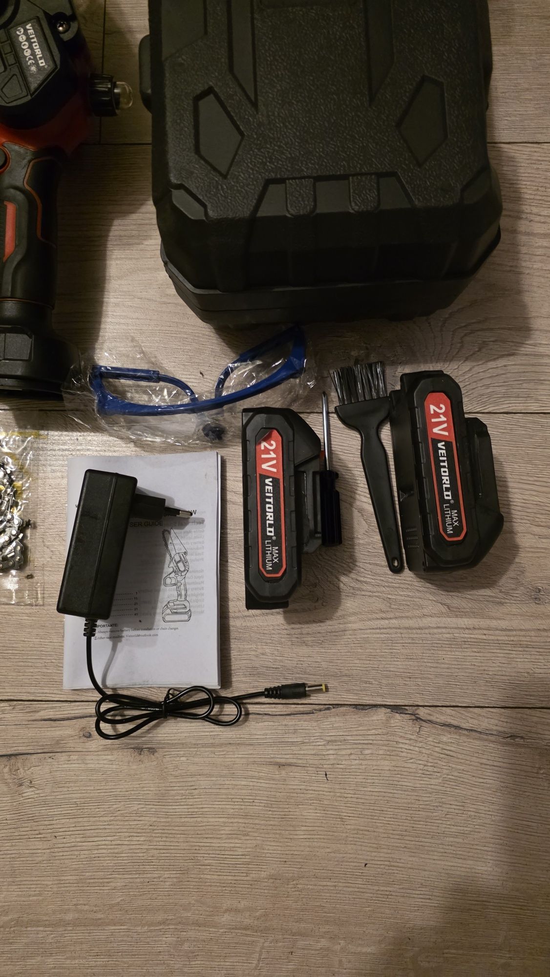 Mini piła łańcuchowa z 2 bateriami, 6-calowa