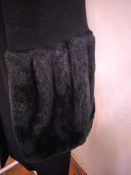 Нове чорне демісезонне пальто, оздоблене чорним м'яким хутром