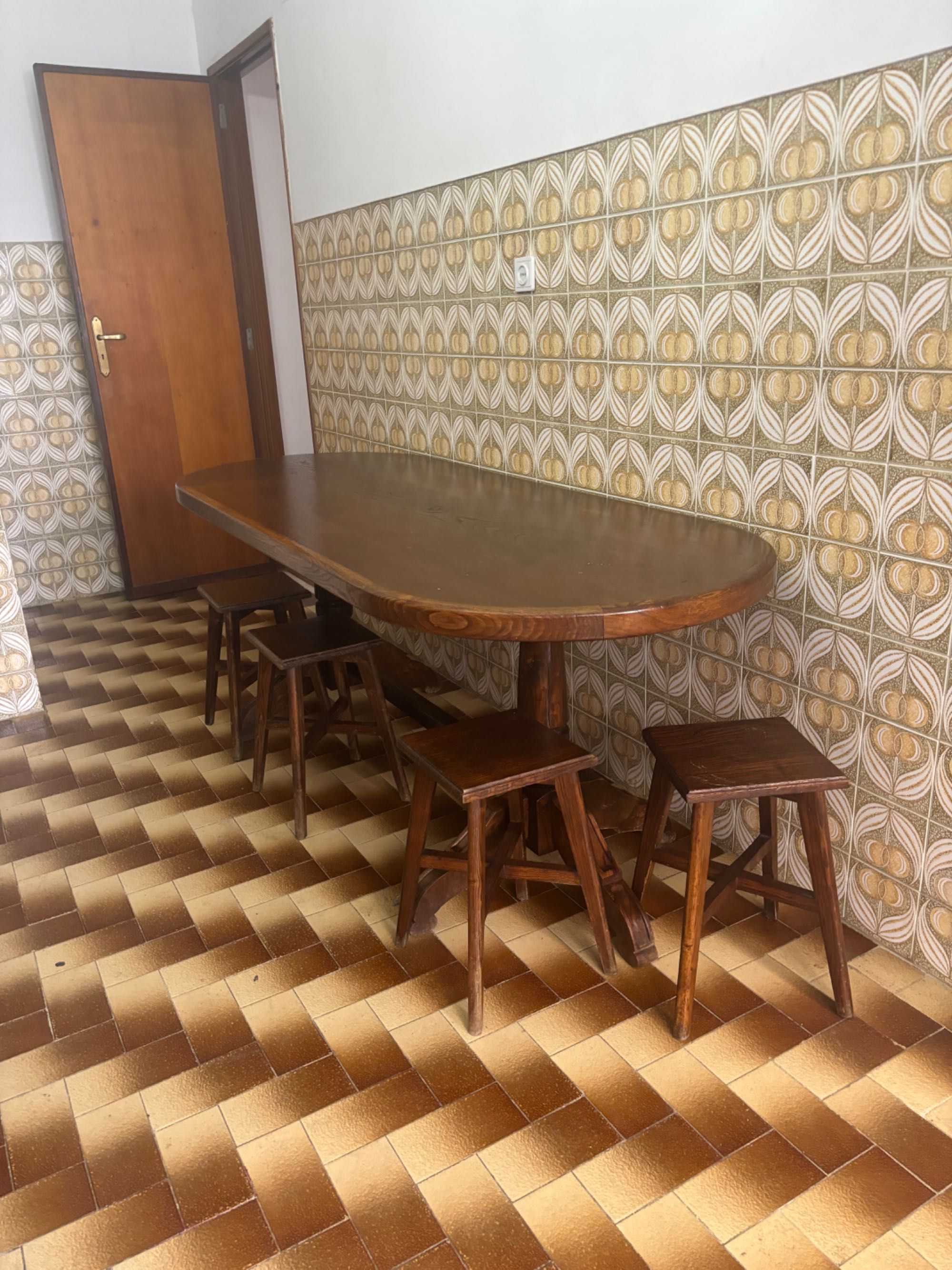 Mesa de jantar em castanho