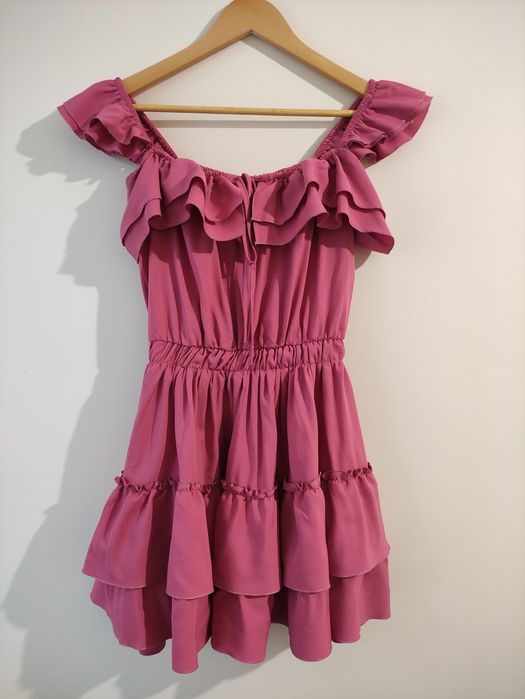 Różowa sukienka z falbanami