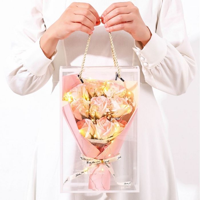 Bukiet zapachowych kwiatow mydlanych w pudelku, roze na prezent swiece