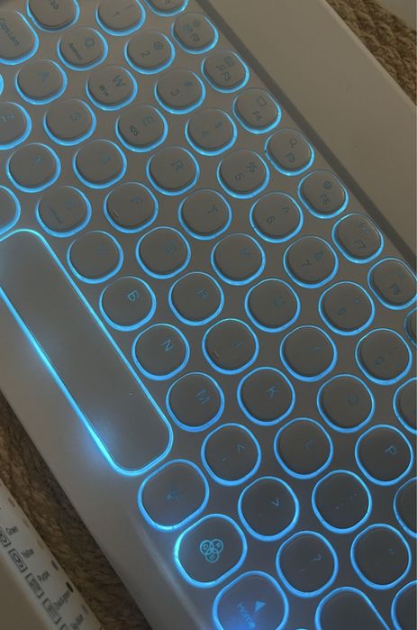Нова бездротова RGB клавіатура з мишкою