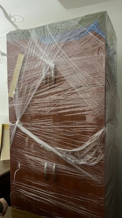 Szafa na wieszaki z półkami