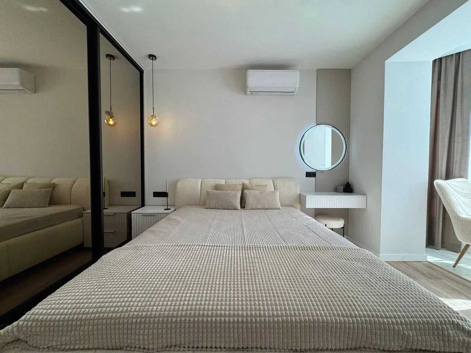 Укомплектована однокімнатна біля озера