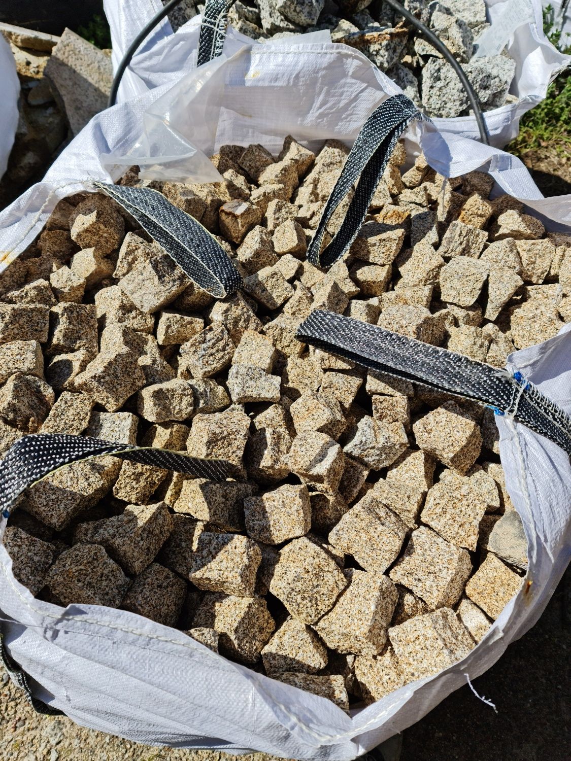 Cubo e calçada a portuguesa