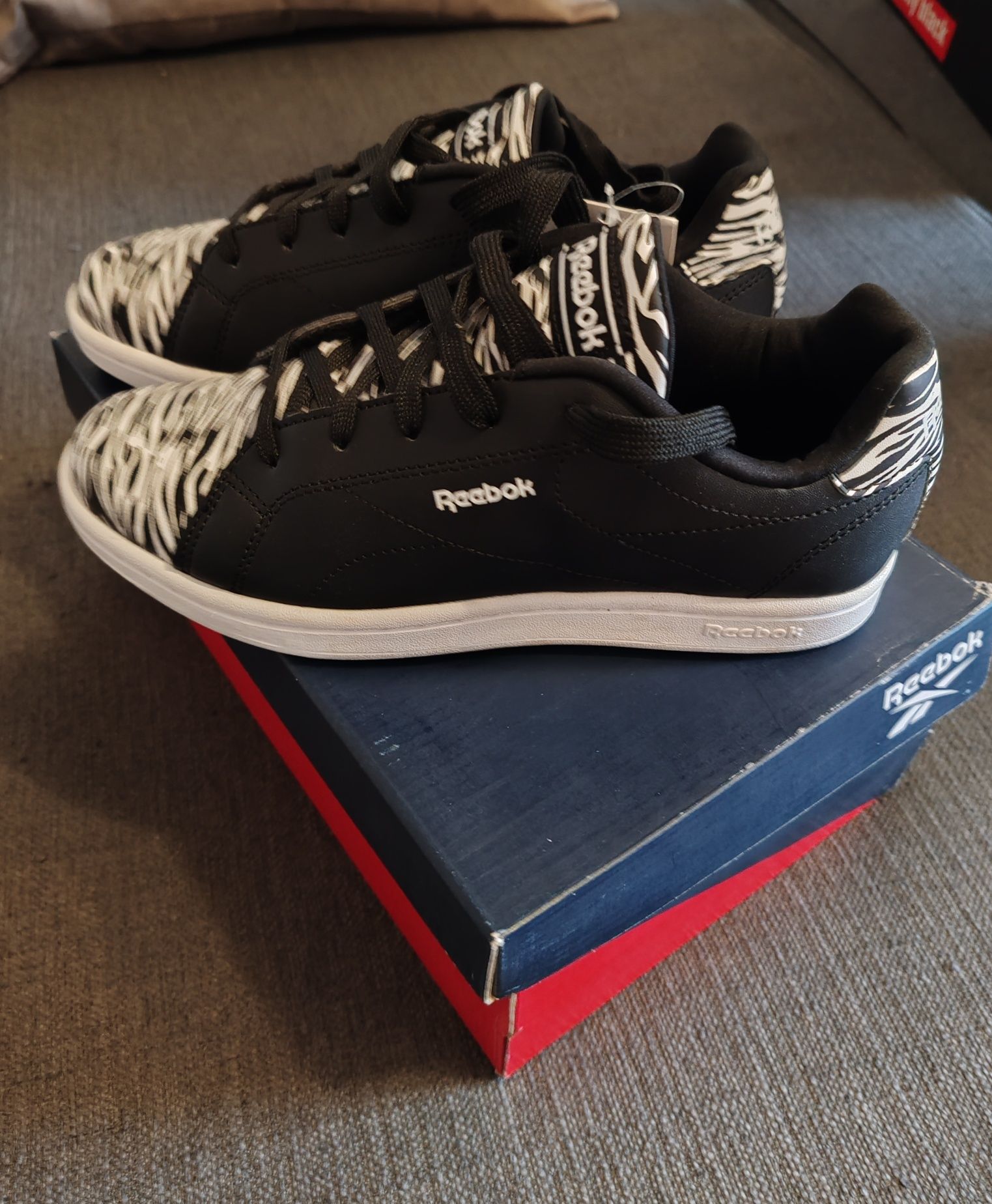 Ténis zebra de marca Reebok novos, com etiqueta, na caixa, tamanho 36