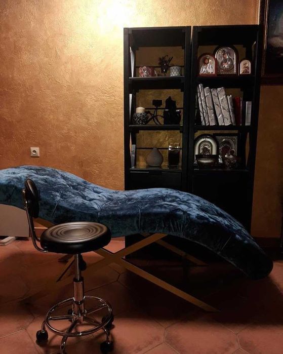 Круглое кресло со спинкой на колесиках / Стул табурет для мастера