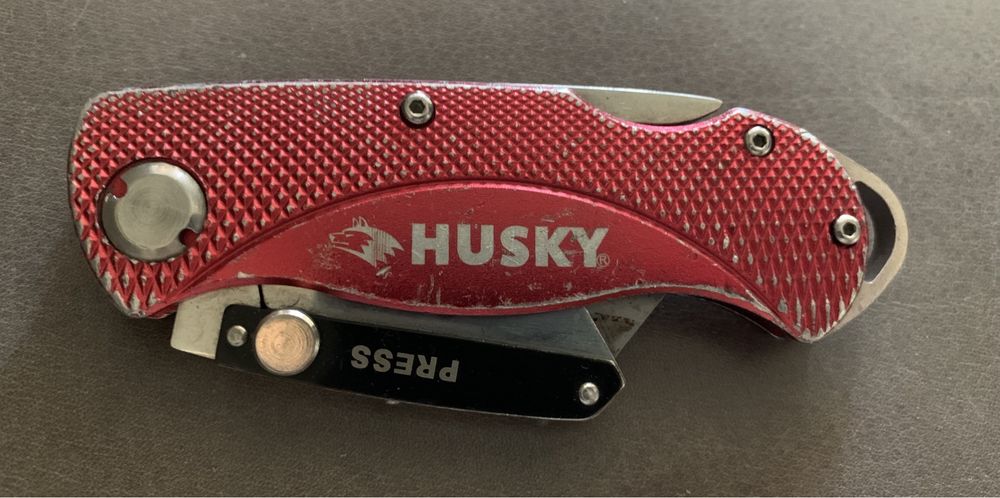 Husky нож строительный канцелярский со сменным лезвием