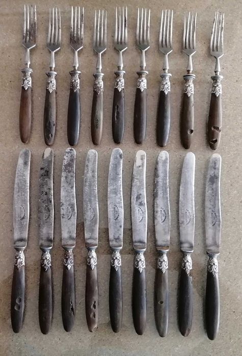 conjunto de antigos talheres com cabo em osso
