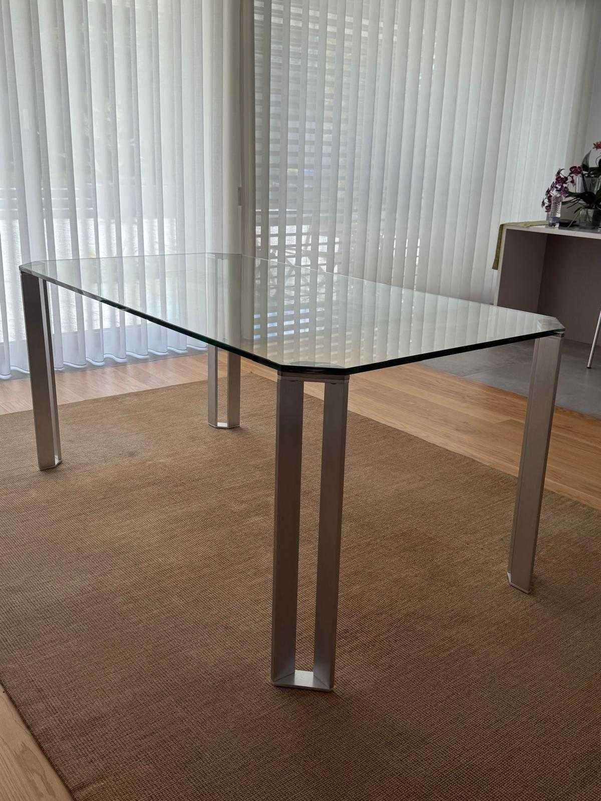 Mesa de jantar Interforma em vidro temperado e aço inoxidável