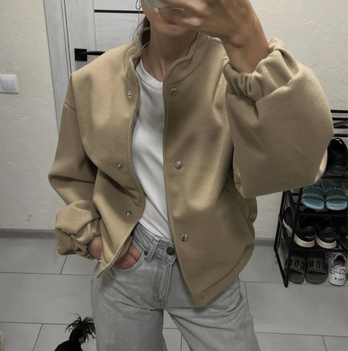 Пальто-бомбер бежевий