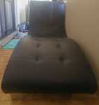 Chaise lounge, imitação de pele de cor preta.