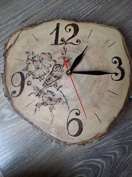 Zegar z plastra drewna ręcznie wypalany