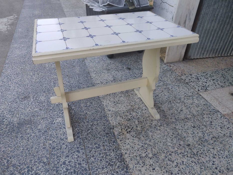 Mesa com azulejo