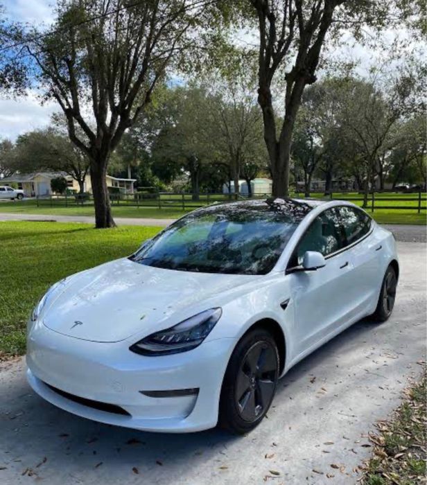 Оренда Tesla Model 3 Long Range 2021 та Tesla M3 SR+ 2021 року