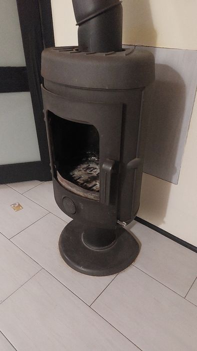 Piec żeliwny piec kominkowy koza invicta kominek z szybą na nodze
