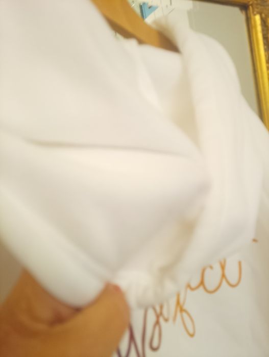 Biała śliczna krótka damska bluza z kapturem