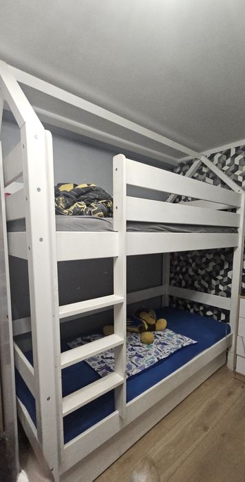 Łóżko piętrowe domek