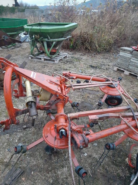 Prztrzasarka przewracarka zgrabiarka  kuhn , Stoll 680 Hydro