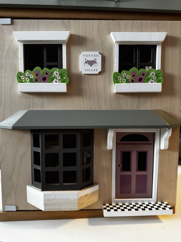 Drewniany domek dla lalek Foxtail Villa – Tender Leaf Toys + laleczka