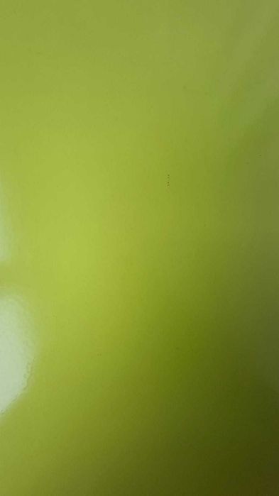 Móvel de três gavetas verde com rodinhas
