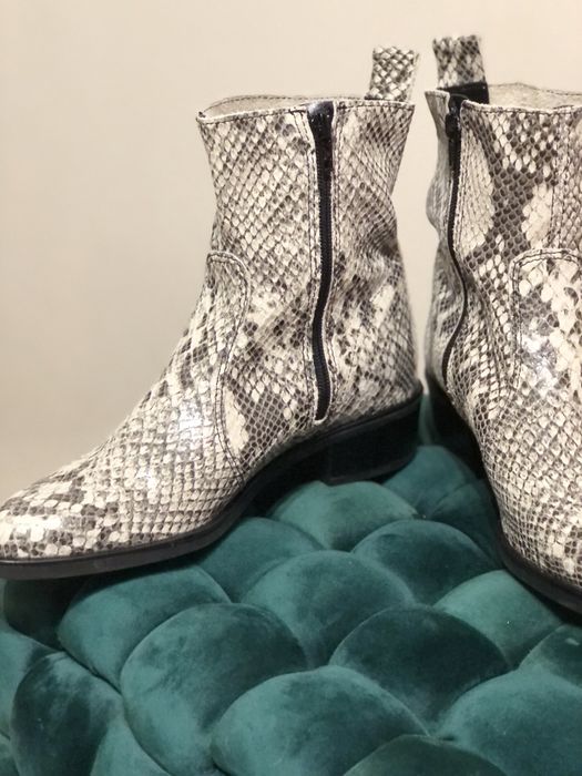 Жіночі шкіряні козаки