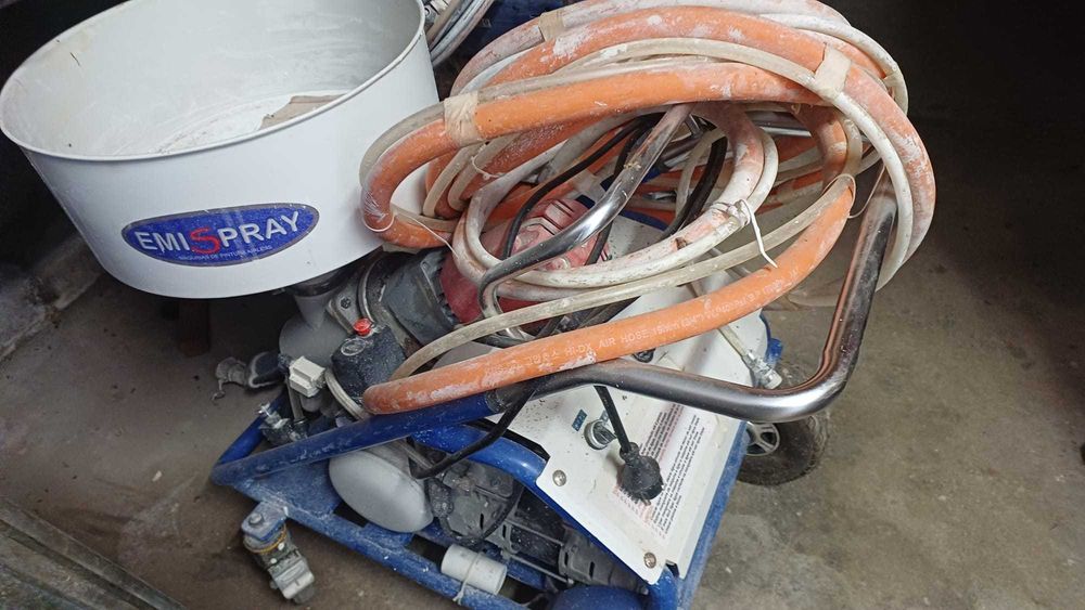 Máquina usada de projetar cortiça e capotto