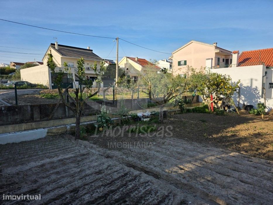 Terreno de gaveto urbano com 210 m², legalizado na Portela da Azóia