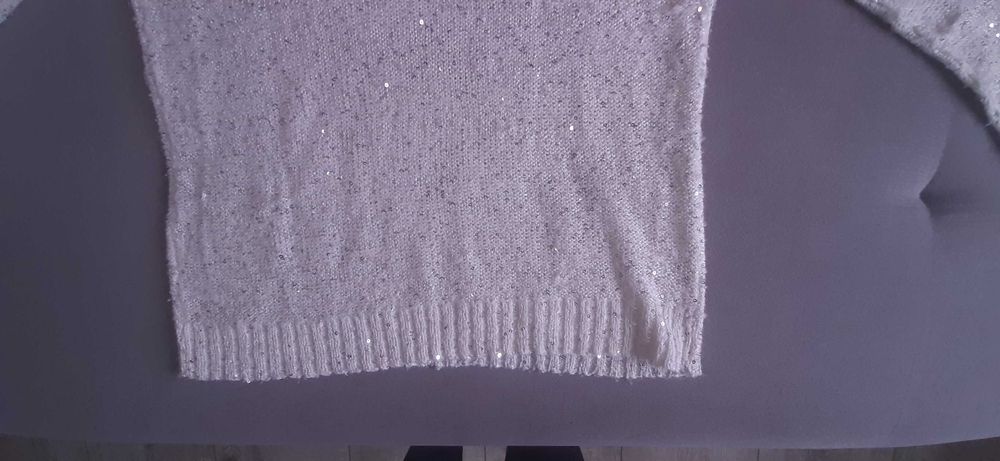 Ładny, mieniący się sweterek