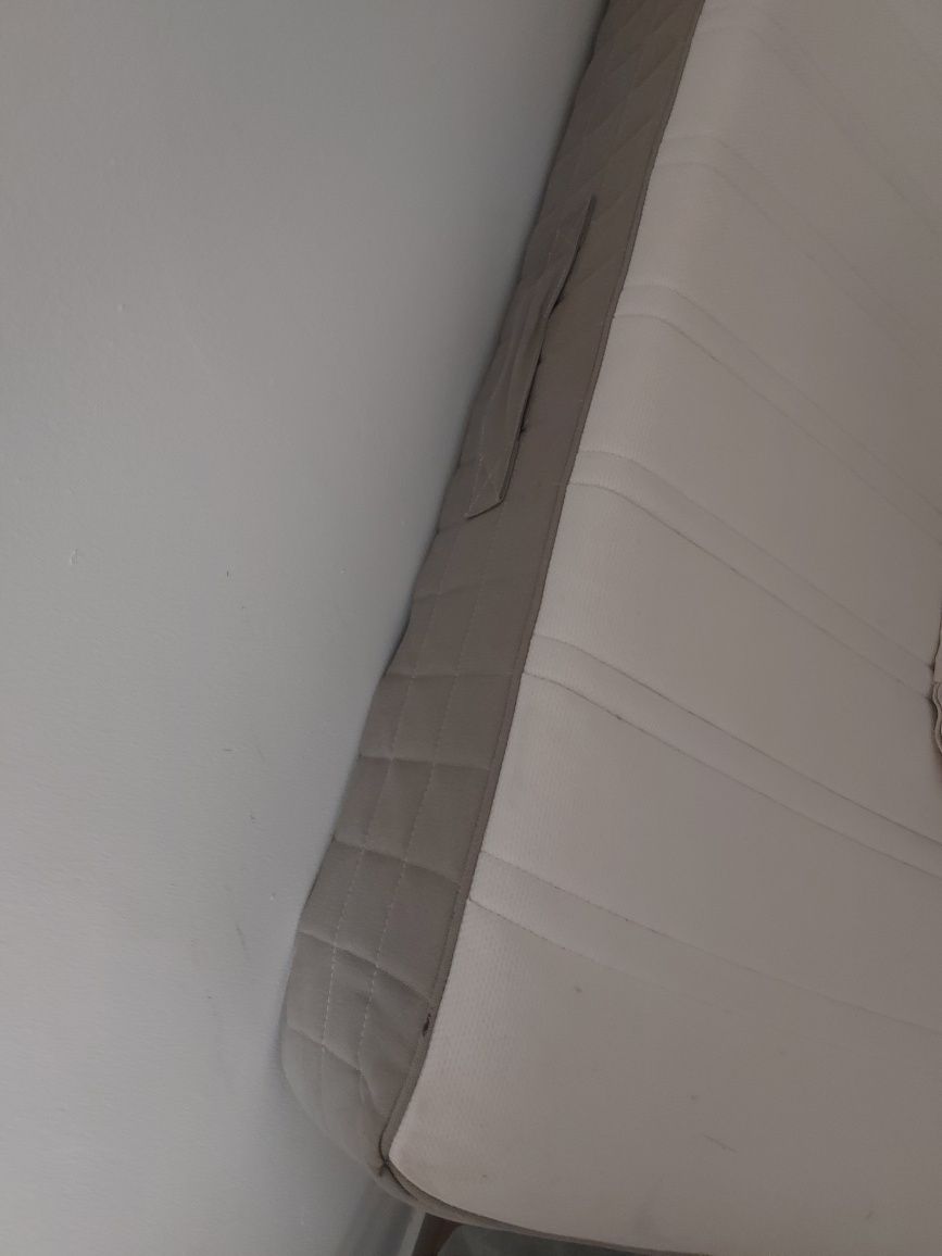 Cama branca em ferro com colchão incluído
