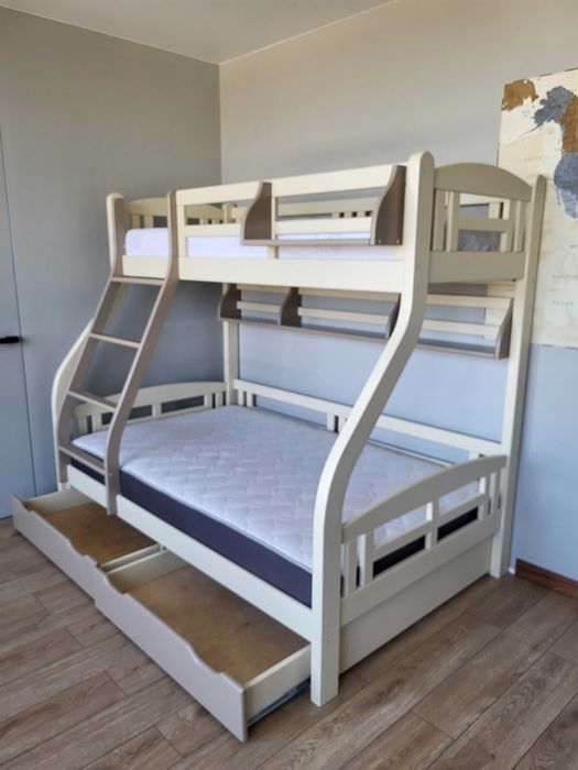 Ліжко двоярусне з масиву з 2 матрацами